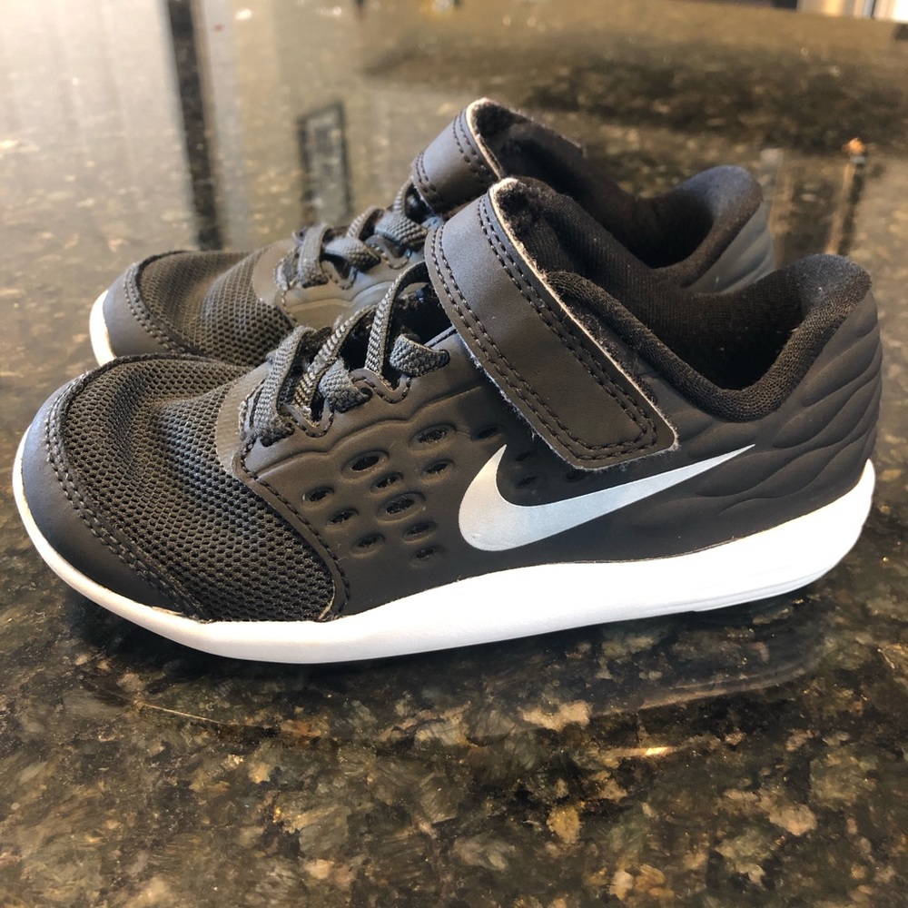 EUC Nike Stelos toddler 9c